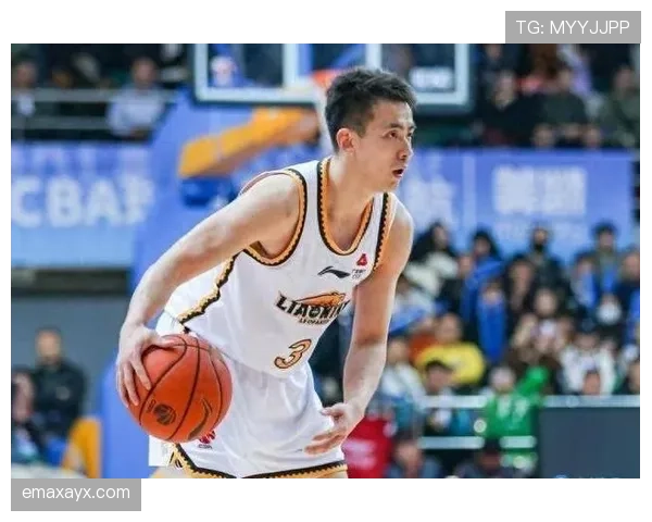 赵继伟上场像拿着剧本的指挥官，下场像刚下夜班的隔壁大叔