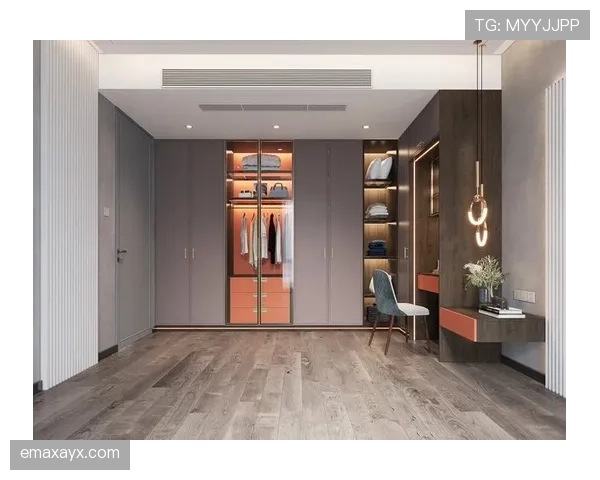 杨昊晒出的衣帽间像名牌开会，站在门口钱包就开始怀疑人生